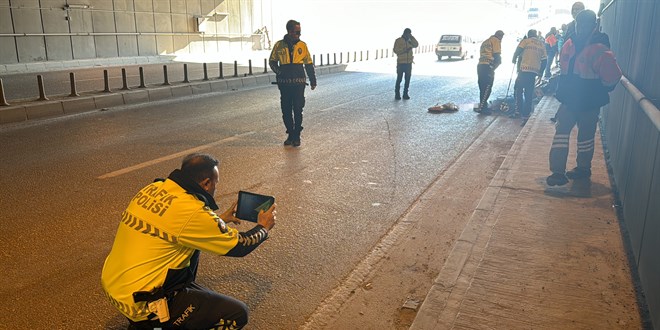 Kendisini sıkıştıran araca çarpmamak için motosikletinden düşüp öldü