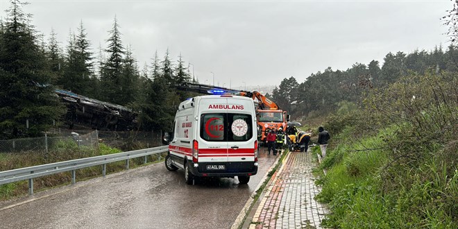 Kocaeli'de devrilen tırın sürücüsü öldü