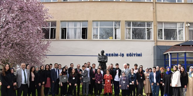 Engellilerin katılımıyla gerçekleştirilen 'Resim Workshop' projesinin sergisi ziyarete açıldı