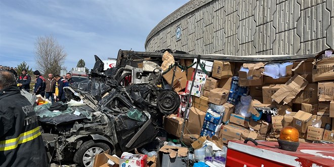 Tır otomobilin üzerine devrildi, 4 kişi öldü, 2'si polis 3 kişi yaralandı