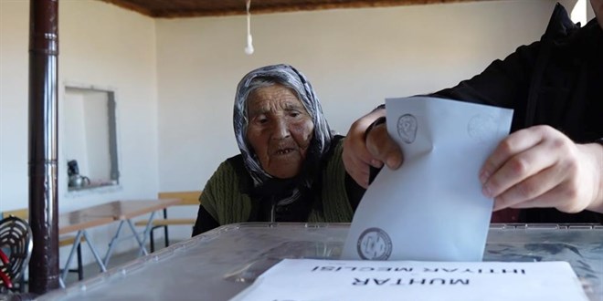 Türkiye'nin en yaşlı seçmeni olan Arzu nine oyunu kullandı