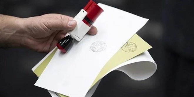 Şırnak'ın Hilal beldesinde 4,5 santimetre pusulada oy kullanılıyor