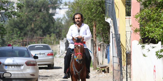 Hatay'da bir seçmen oy kullanmaya atla gitti