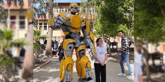 Oy kullanmaya robot kostümüyle geldi