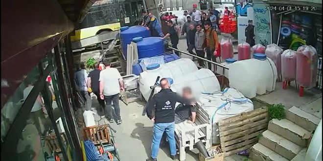 Beyoğlu'nda İETT otobüsünün kaldırıma çıktığı kazada 2 kişi yaralandı