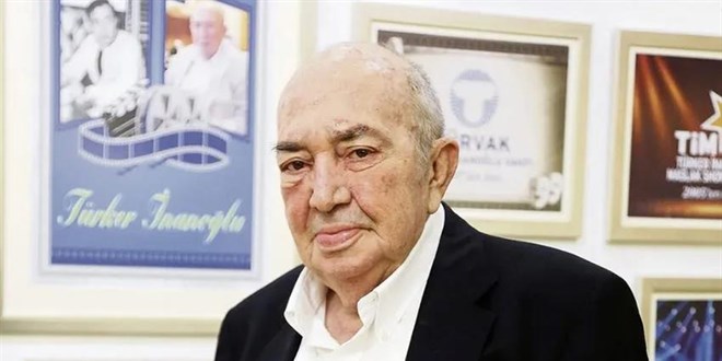 Bakan Koca, yönetmen Türker İnanoğlu'nun yaşamını yitirdiğini bildirdi