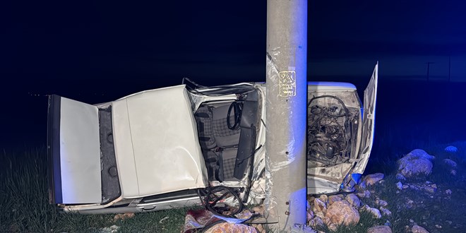 Adıyaman'da elektrik direğine çarpan otomobilin sürücüsü yaşamını yitirdi