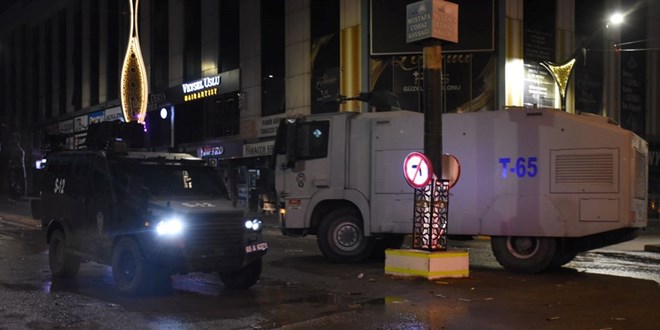 Van'da YSK'nin kararı sonrası güvenlik güçlerine taş atanlara polis müdahale etti