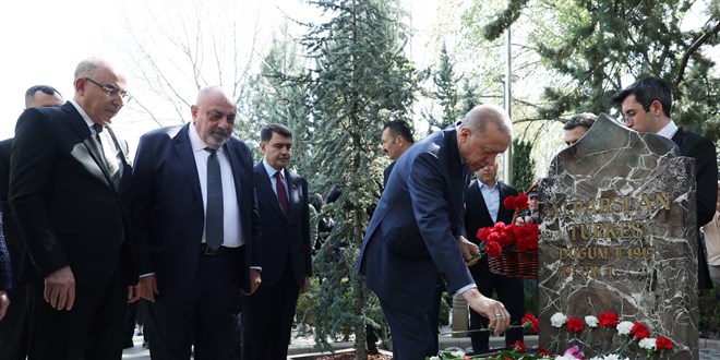 Cumhurbaşkanı Erdoğan, Alparslan Türkeş'in kabrini ziyaret etti