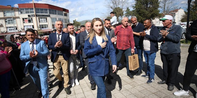 'En genç belediye başkanı' mazbatasını aldı