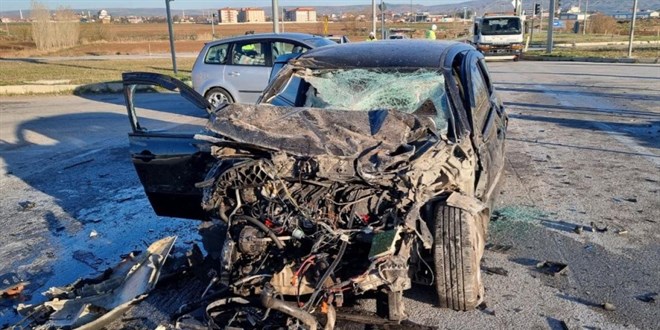 Çorum'da tır ve 2 otomobil çarpıştı, 9 kişi yaralandı