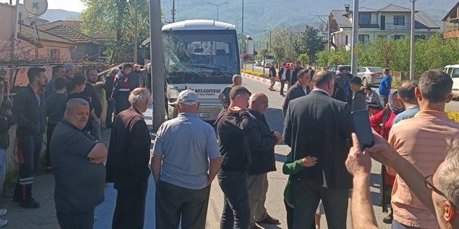 Düzce'de halk otobüsü aydınlatma direğine çarptı: 16 yaralı