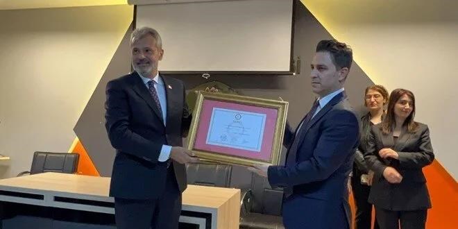 Hatay Büyükşehir Belediye Başkanı Mehmet Öntürk mazbatasını aldı