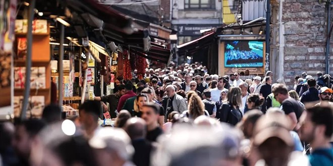 Eminönü'nde bayram alışverişi yoğunluğu yaşanıyor