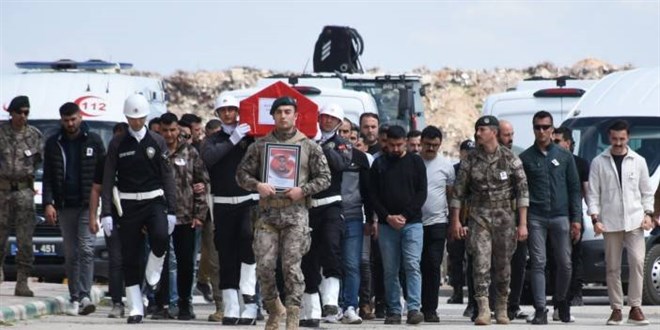 Trafik kazasında ölen polis memuru, eşi ve 2 çocuğu defnedildi
