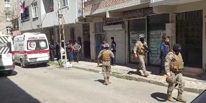 Bir kişi kendini eve kitledi: Özel harekat polisleri harekete geçti