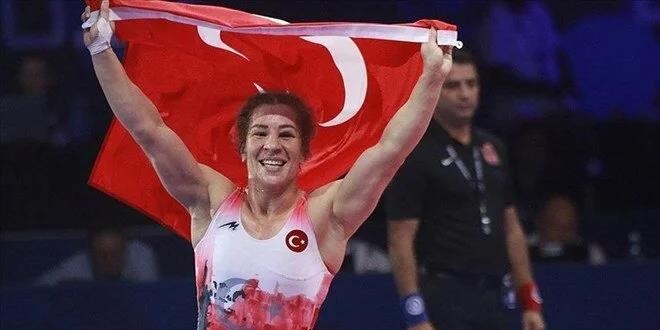 Milli güreşçi Yasemin Adar Yiğit, Paris 2024'e kota kazandı