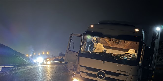 Kazaya müdahale eden ekibin aracına tır çarptı: 3'ü trafik polisi yaralandı