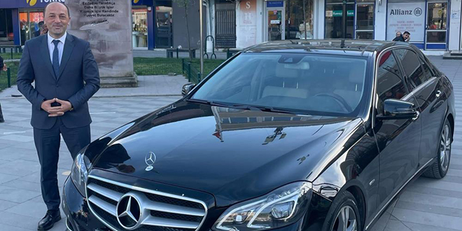 Belediye başkanı makam aracını satışa çıkardı