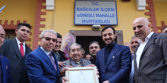 İstanbul'un en yaşlı muhtarı görevini törenle devretti