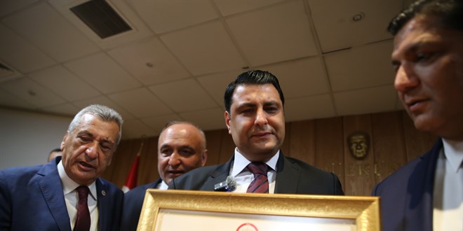 Babasının başkanlık koltuğuna 30 yıl sonra oturdu