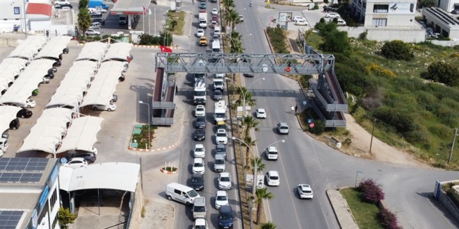 Bodrum'da bayram hareketliliği: Uzun araç kuyrukları oluştu