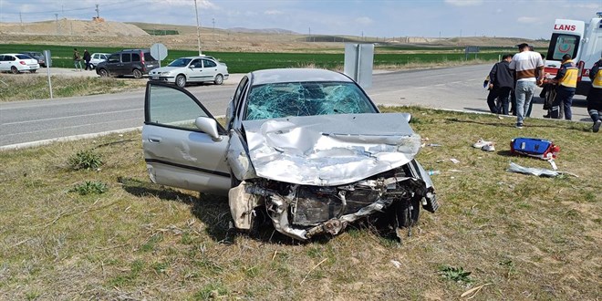 Yozgat'ta iki otomobil çarpıştı: 9 yaralı