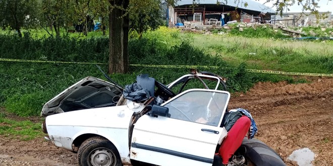 Gaziantep'te hafif ticari araçla otomobilin çarpıştığı kazada 2 kişi öldü