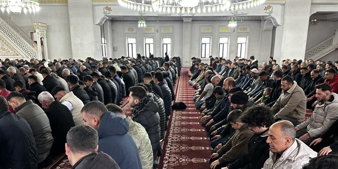 Yüksekova'da bayram namazında vatandaşlar camileri doldurdu
