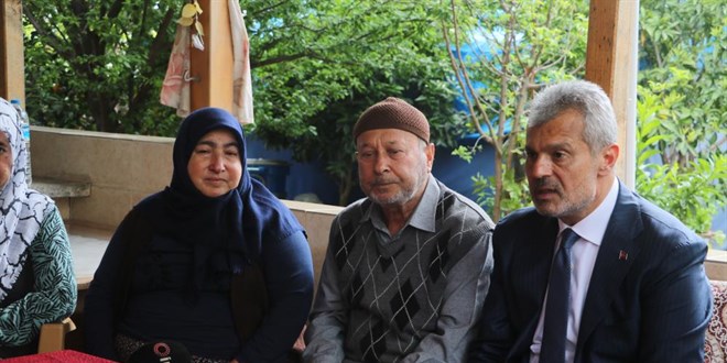 'Depremde 5 evladım gitti' diyen gözü yaşlı anneye başkandan bayram ziyareti