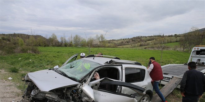 Tokat'ta iki otomobilin çarpıştığı kazada 1 kişi öldü, 8 kişi yaralandı