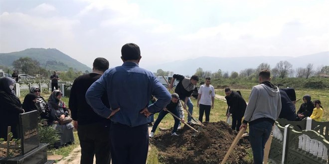 Aile katliamı yapan şahıs cenaze namazı kılınmadan defnedildi