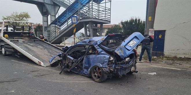 Zonguldak'ta elektrik trafosuna çarpan otomobilin sürücüsü hayatını kaybetti
