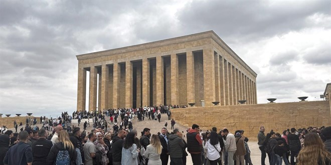 Anıtkabir'de bayramda ziyaretçi yoğunluğu yaşandı