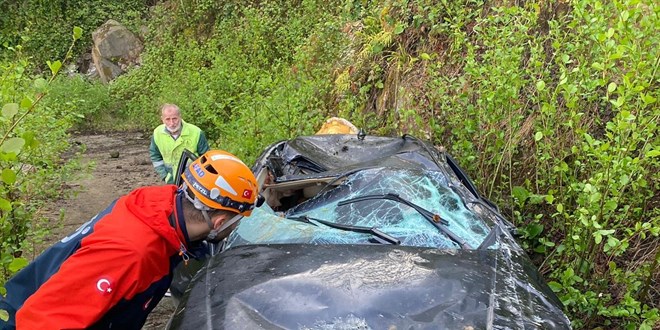 Rize'de şarampole yuvarlanan otomobilin sürücüsü öldü