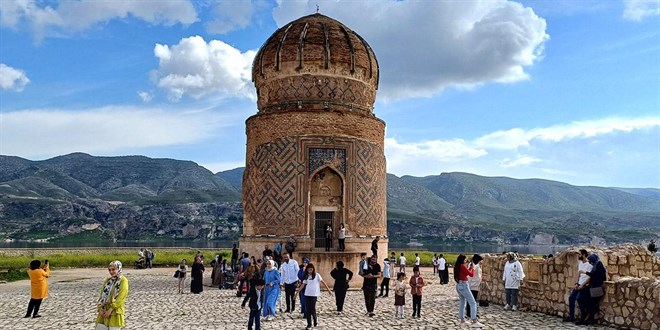 Hasankeyf bayramda ziyaretçilerin ilgi odağı oldu