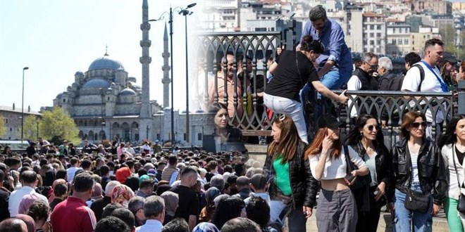 stanbul'da insan seli: ne atsan yere dmez