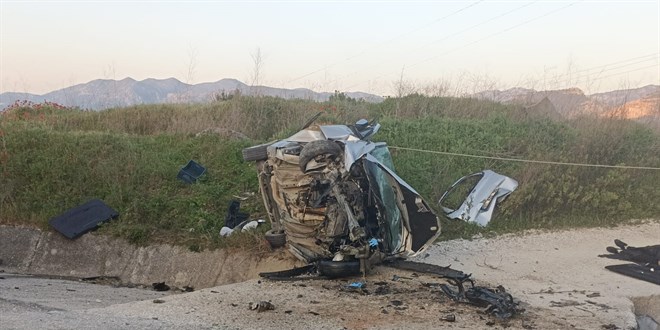 Muğla'da şarampole devrilen otomobildeki 1 kişi öldü, 2 kişi yaralandı