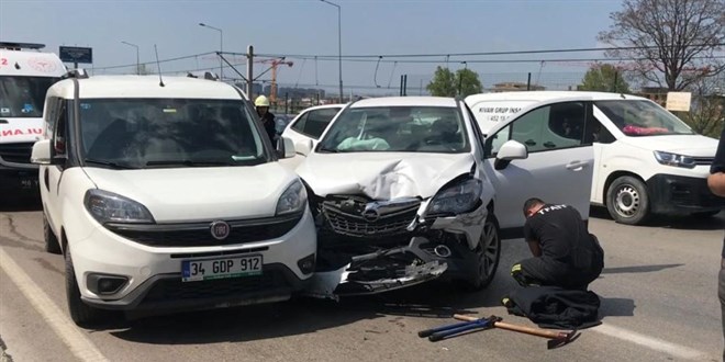 Direksiyon başında bilincini kaybeden sürücü 3 otomobile çarptı