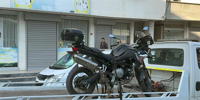 Kavga ihbarına giden motosikletli polis ekibi kaza yaptı