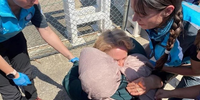 Teleferikten 21 saat sonra kurtarıldı, iner inmez yeri öptü