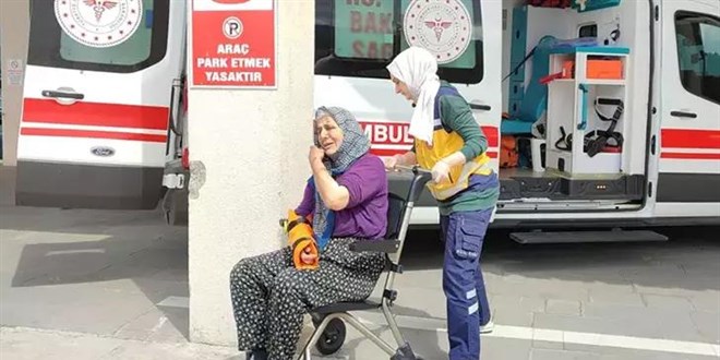 Anne, ayaklarını çapa makinesine kaptıran oğlunu kurtarırken kolundan yaralandı
