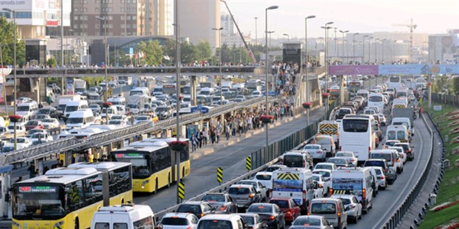 Büyük araçların İstanbul'a girişlerine 05.00'e kadar izin verilmeyecek