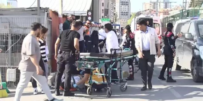 Küçükçekmece'de motosiklet yayaların arasına daldı: 4 yaralı