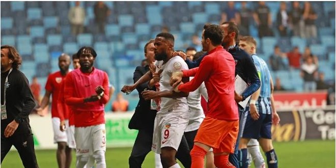 Adana Demirspor-Kayserispor maçının ardından tribünlerde gerginlik yaşandı