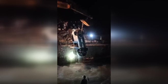 Şırnak'ta dereye devrilen hafif ticari araçtaki 4 kişi öldü
