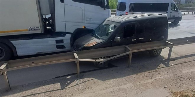 Ters yöne giren ehliyetsiz sürücü TIR'la bariyer arasına sıkıştı