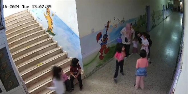 Öğrencisini 'Heimlich manevrası'yla kurtardı