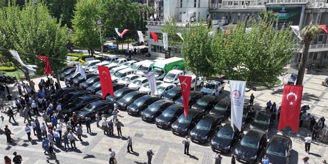 Denizli'de belediyenin ihtiyaç fazlası araçları meydanda sergilendi