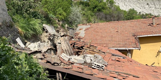 Karabk'te heyelan nedeniyle 4 ev tahliye edildi